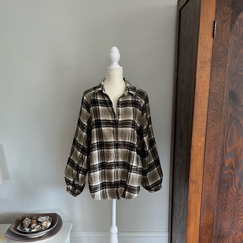 American Eagle plaid flannel shirt with dolman balloon sleeves. Size M.